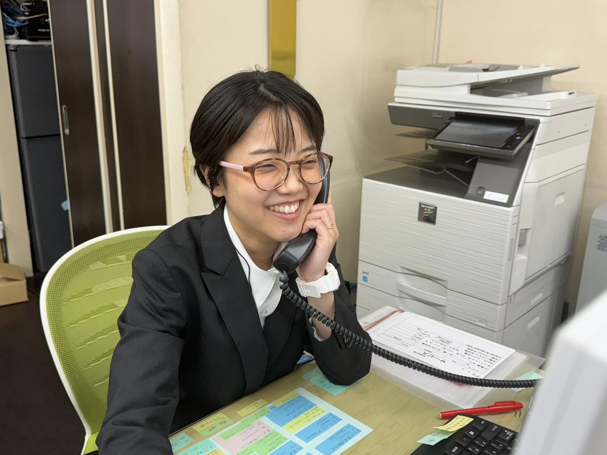 電話対応をする事務スタッフ