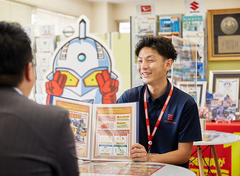 来店されたお客様と向き合う営業の様子