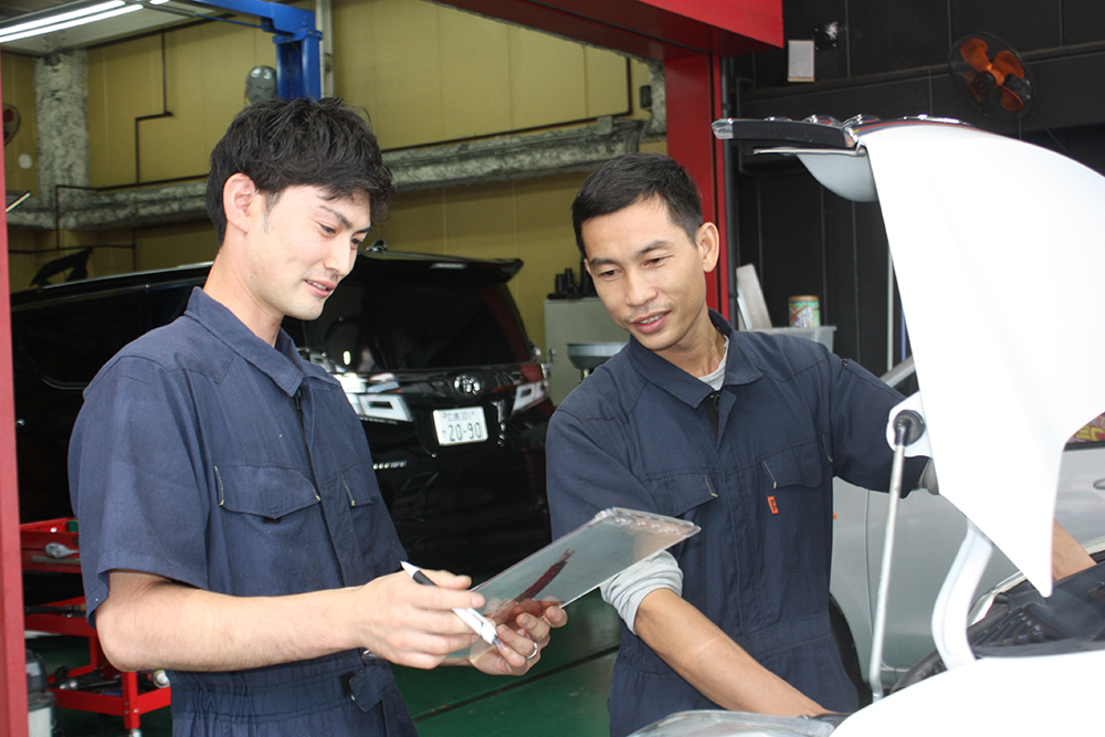 轟自動車で自動車を整備するスタッフ