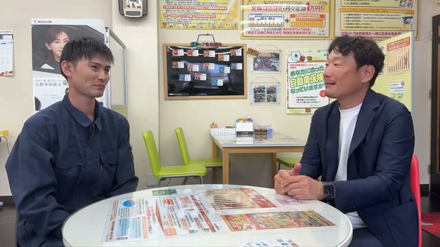 育児休業について社長と整備スタッフが話す動画の一場面